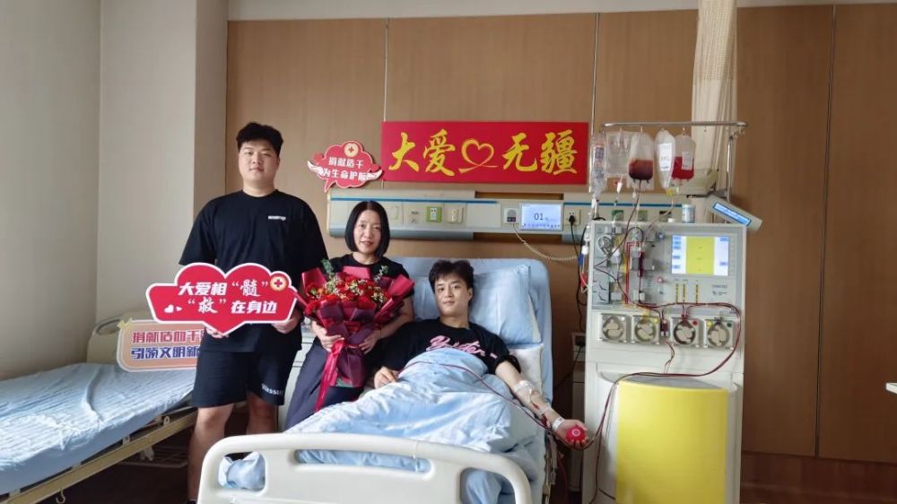 3、于博威母亲与弟弟捐献现场陪护（许星 摄）