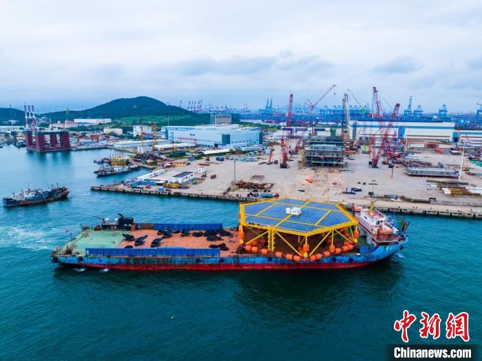 中国首套抗浪型漂浮式光伏平台启运出港